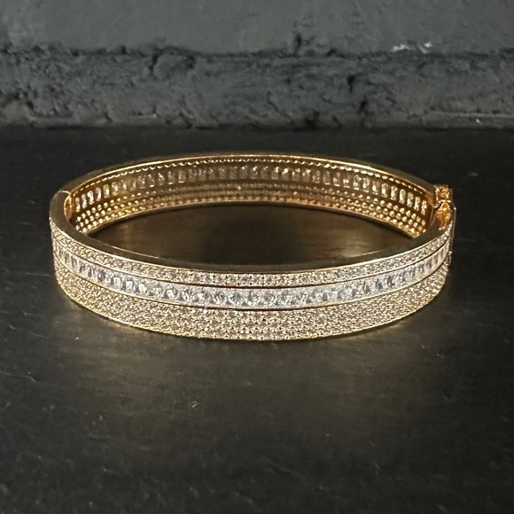 GOLD & DIAMOND PAVE HINGED BANGLE. - Picture 1 of 4